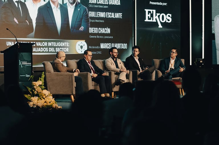 Plano general de hombres serios y elegantes sentados en sillones durante una conferencia corporativa en Quito