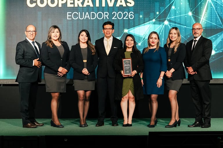 Grupo de personas en tarima con un premio en un evento corporativo de Quito
