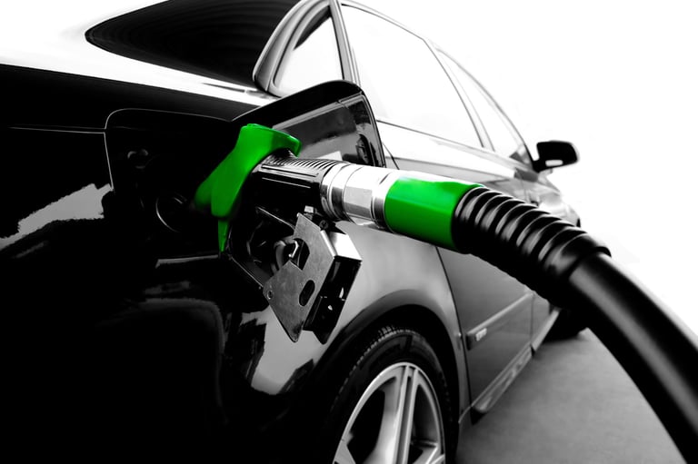 une voiture faisant le plein de carburant bioéthanol e85