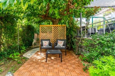 La terrasse sous le platane du gîte Le Jardin des Rocailles à Villeneuve-lès-Avignon