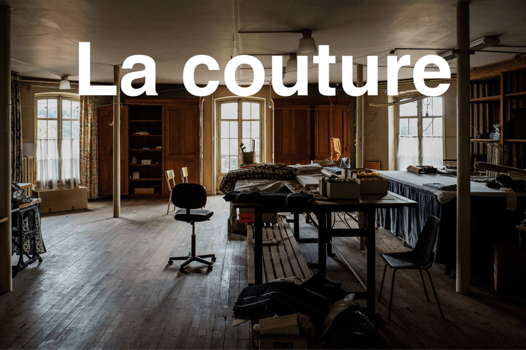 Atelier de couture avec table encombrée