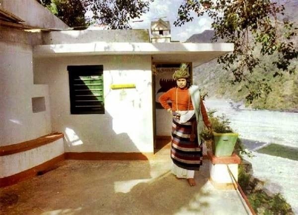Shri Babaji all'ingresso della sua stanza, Hairakhan