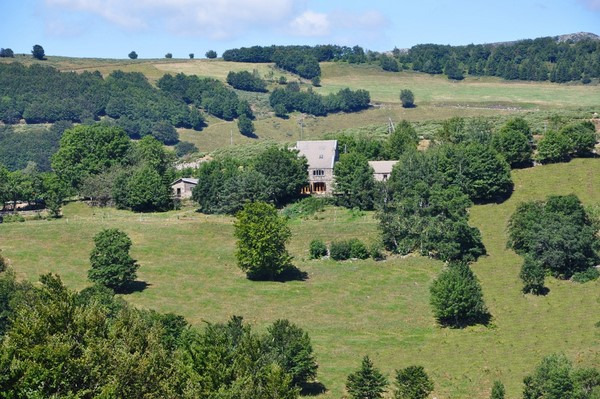 La ferme La Luc dans la nature verdoyante