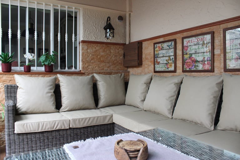 Tapicería de sofá exterior con textil náutico de alta durabilidad. La Gallega. Tenerife.