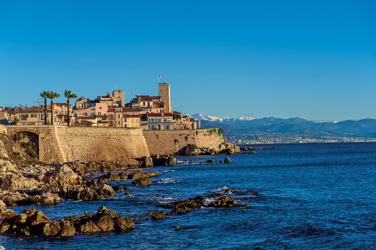 La ville d'Antibes à proximité du gîte Chez Dom & Albert