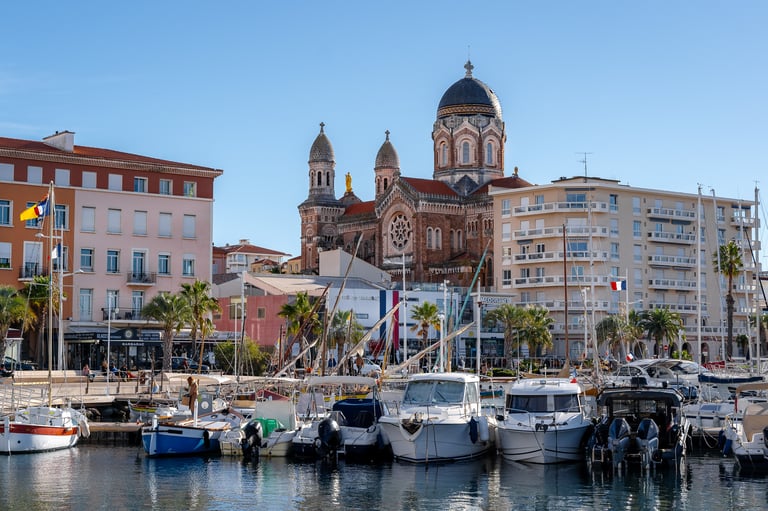 La ville de Saint Raphael à proximité du gîte Chez Dom & Albert