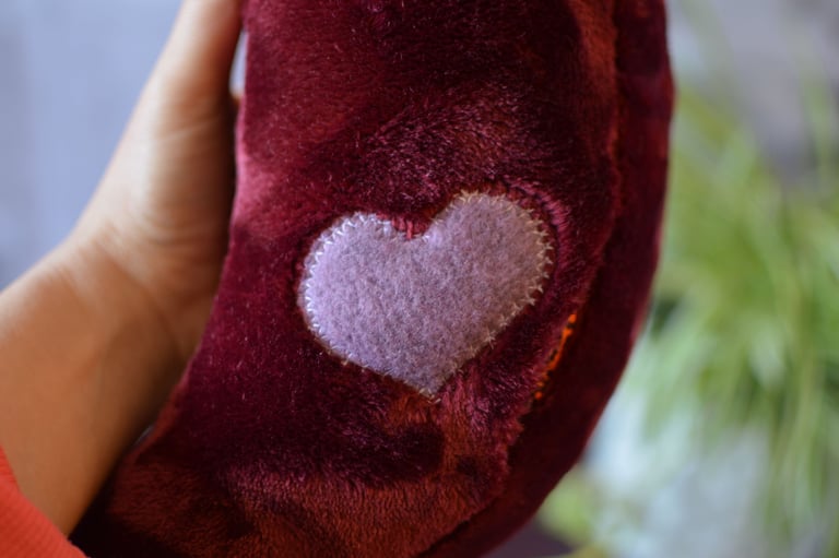 Cœur cousu sur peluche lune amour cousu bordeaux, détail textile