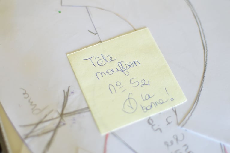 Notes de création pour peluche artisanale sur carnet avec croquis techniques