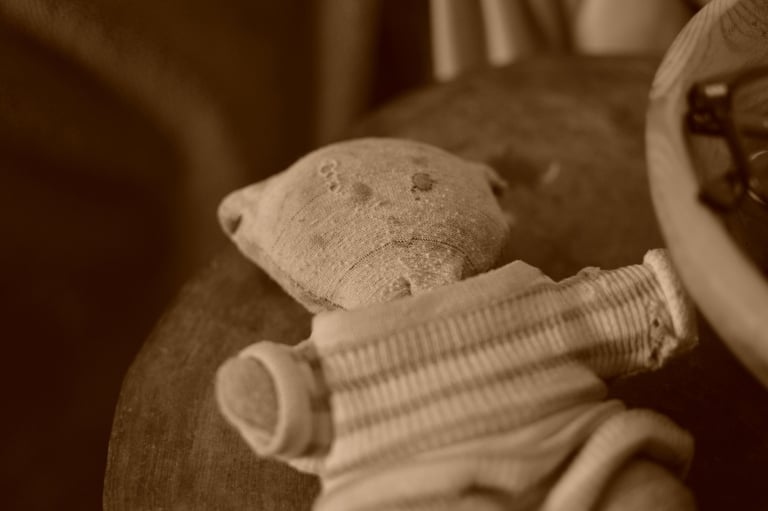 peluche ancienne usée par le temps, tissu abîmé et traces d’attachement