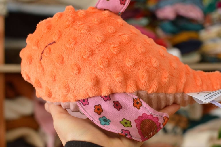 Peluche artisanale tenue en main montrant les finitions et la couture