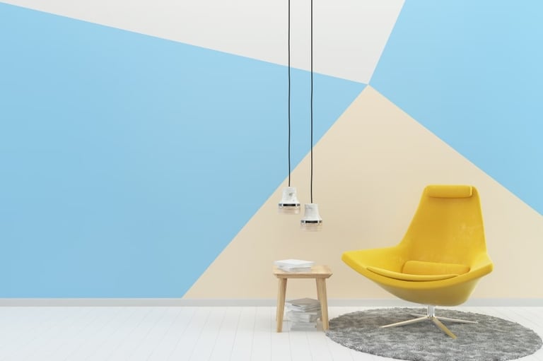 Mur bleu et blanc peints avec des motifs géométriques