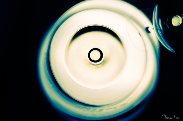 Abstraction Vinicole – Verre de vin zénithal, halo crèAme, anneau sombre, second verre à droite