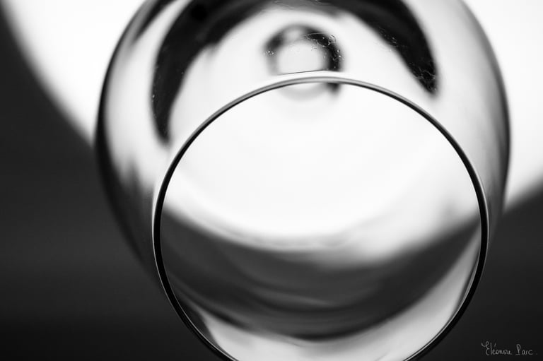 Lignes Verrières – Bord circulaire d’un verre de vin en contraste