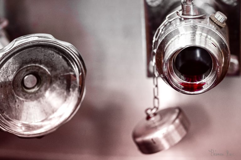 photographie vinification robinet cuve inox écoulement vin Éléonore Parc photographe d’art Bourgogne