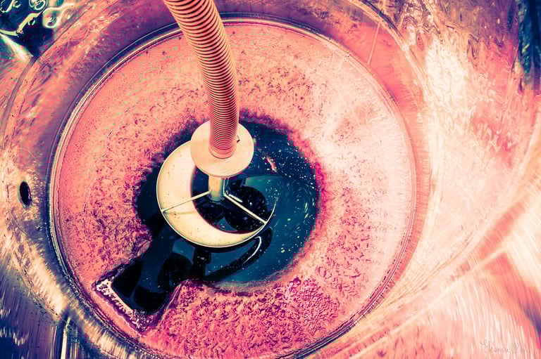 Fond de cuve argenté aux reflets pourpres, alchimie viticole en photographie d’art.