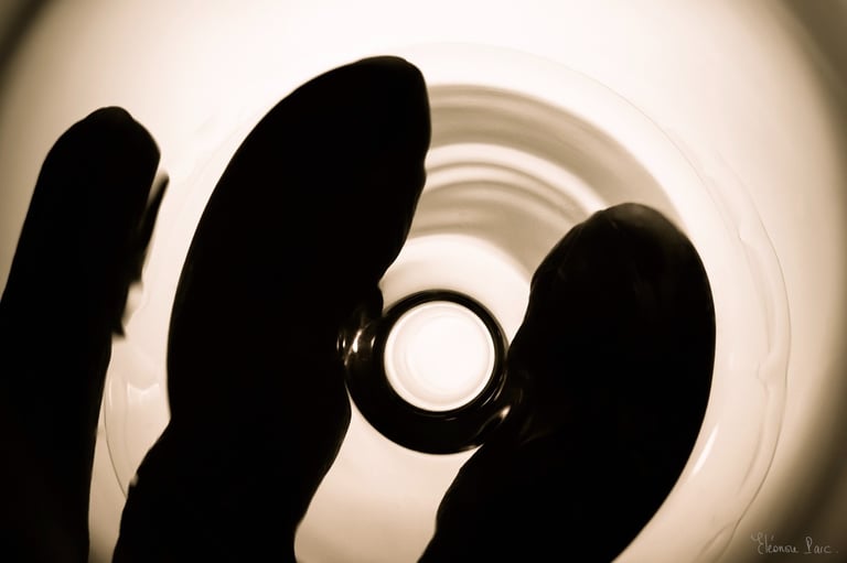 Vue du dessus d'un verre de vin blanc avec trois doigts déformés