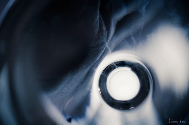 Intérieur du verre de vin, anneau éclatant et parois texturées