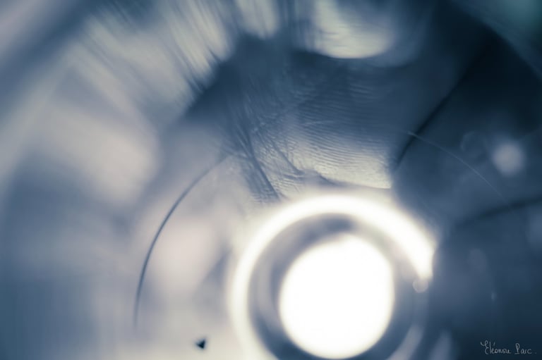 Vin Fantomatique – Reflets bleutés et cercle central lumineux dans le verre de vin