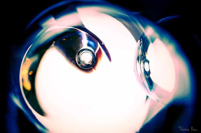 Reflets lumineux abstraits dans un verre de vin.