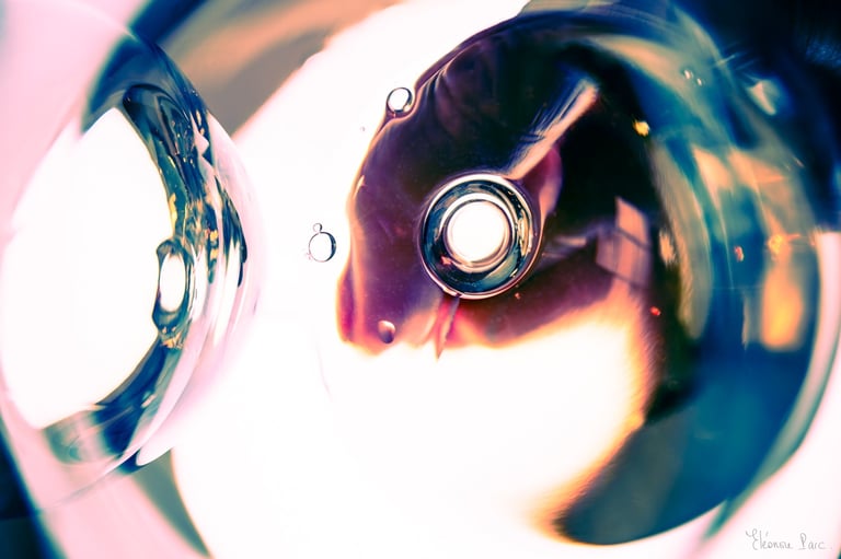 Reflets fluides et couleurs mouvantes dans le vin.