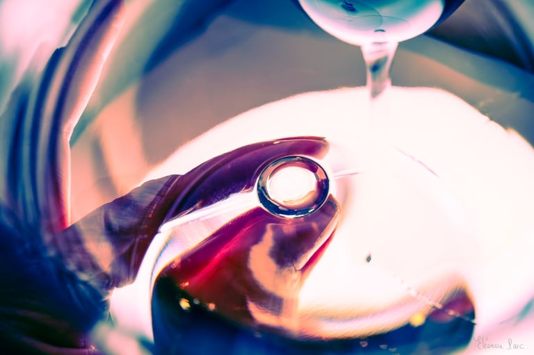 Contrastes intenses et lumière abstraite dans le vin.