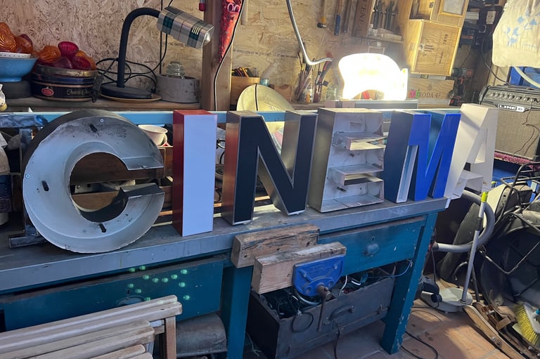 Cartel de Cinema, construcción de escenografía, cia tartaruga.