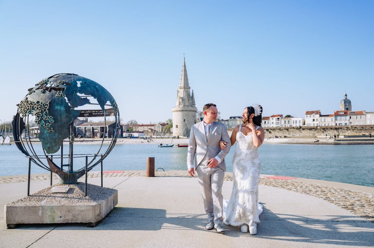 mariage La Rochelle remparts couple marchant devant les tours