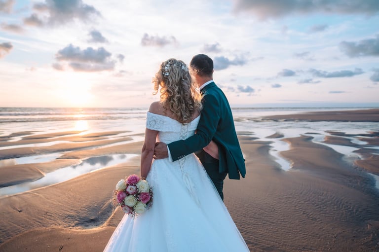 photographe-mariage-royan-couple-de-marieis-qui-regardent-l-oceian