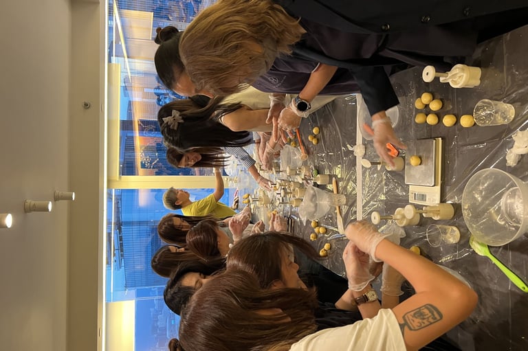 專業外展到校烘焙教學現場,導師帶領學生與機構職員體驗手作月餅