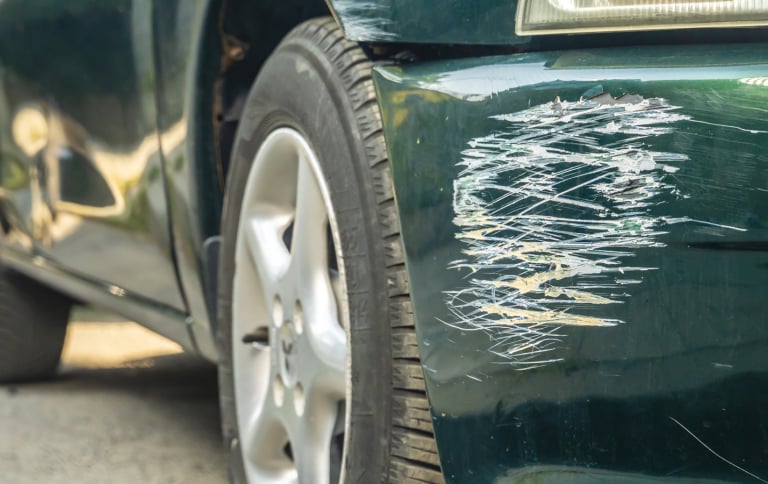 auto chocado siendo inspeccionado por el equipo de instaneumaticos