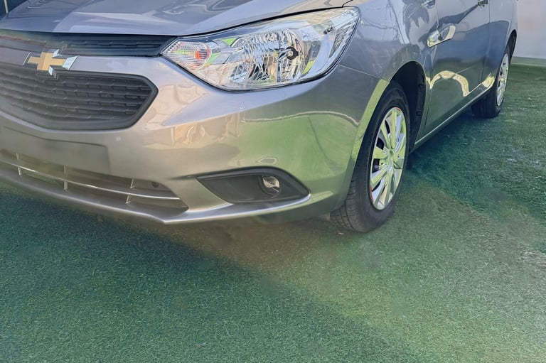 Auto recién cambiado de parachoque y recién pintado