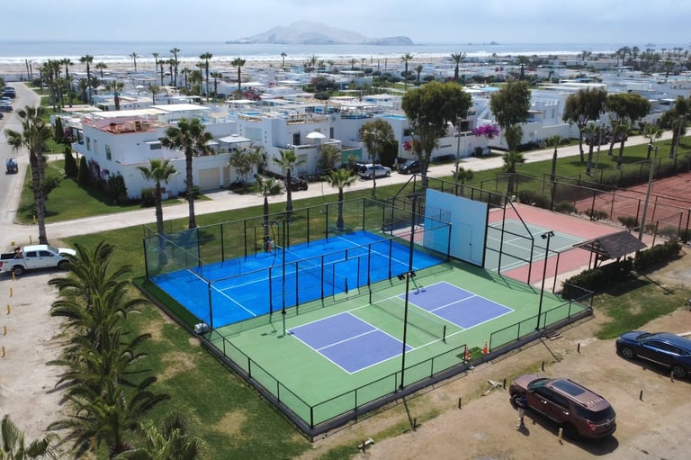 Cancha de pádel instalada por Inka Padel en playa Palabritas, Asia - Perú.
