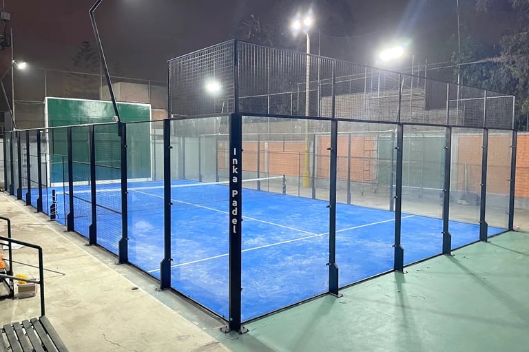 Cancha de pádel instalada por Inka Padel en Surco, Lima - Perú.