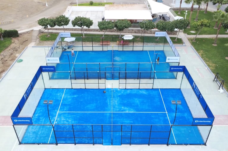 Cancha de pádel instalada por Inka Padel en Pucusana, Lima - Perú.