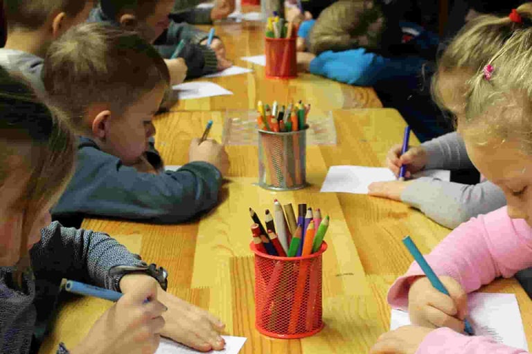 Image d'enfants en maternelle qui pourraient bénéficier d'un suivi de graphopédagogie.