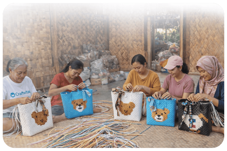 Pengrajin lokal Craftvitas Indonesia menganyam tas dari plastik daur ulang sebagai dampak sosial dan lingkungan positif
