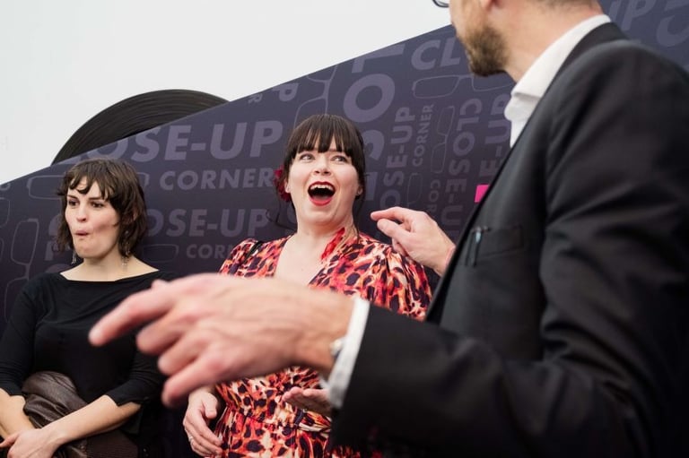 CLOSE-UP CORPORATE ENTERTAINER