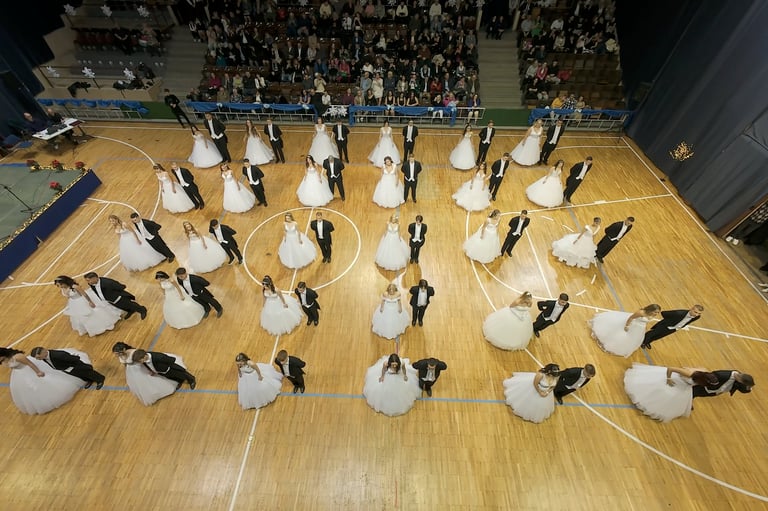 FPV drónos légi felvétel nagylétszámú szallagavtó rendezvényről sportcsarnokban