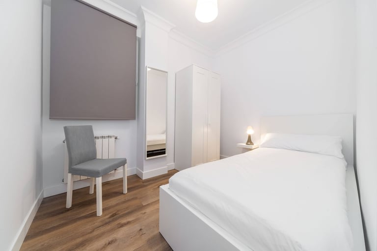 Single bedroom with wardrobe and mirror, Anne apartment San Sebastian