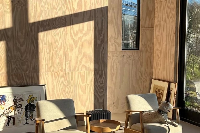 Interior da casa sustentável com escritórios prefabricada em CLT