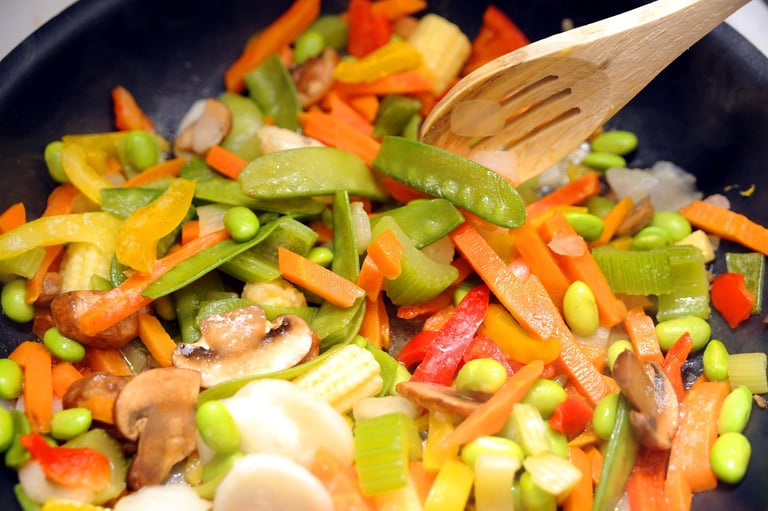 Verdure miste in padella per una dieta ricca di vegetali e nutrienti