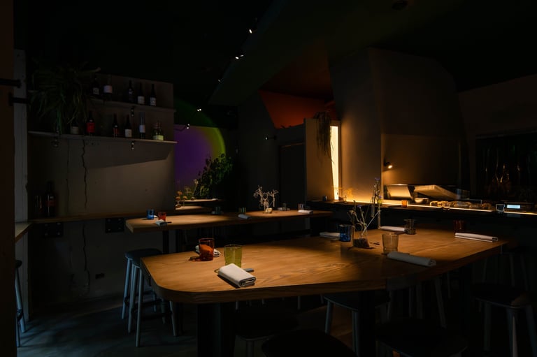 Gli ambienti di ULTRA Milano con luci soffuse e social table