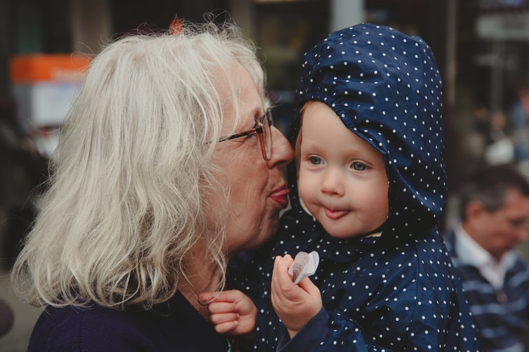 Une grand-mère et un bébé en train de tirer la langue dans une rue de Genève,  par Zohra Elmes