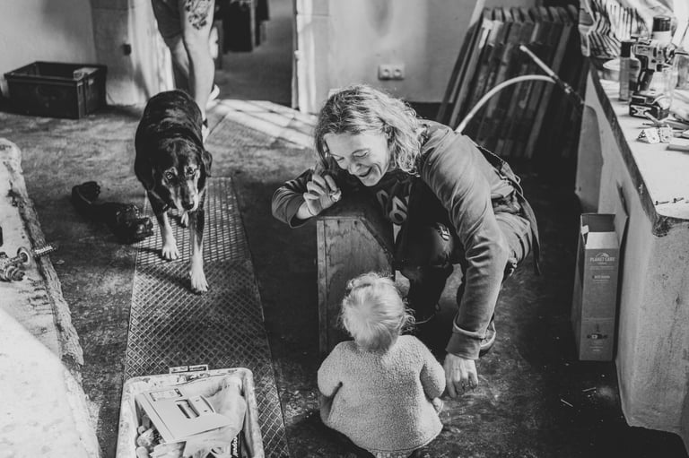 Moment de complicité entre une femme et un bébé pendant qu'un chien regarde l'objectif, Elmes Zohra