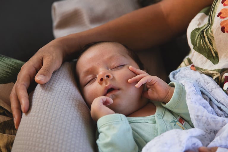 Photographie d'un bébé endormi sur sa mère, par Zohra Elmes