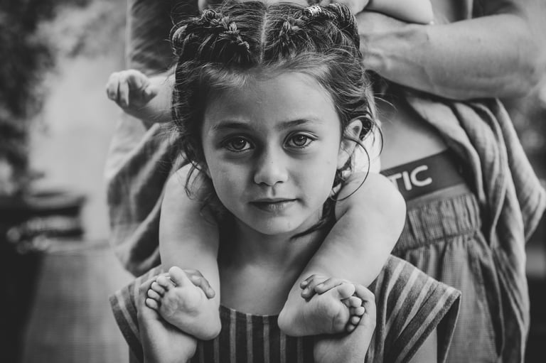 portrait d'une petite fille portant un bébé sur ses épaules par Zohra Elmes