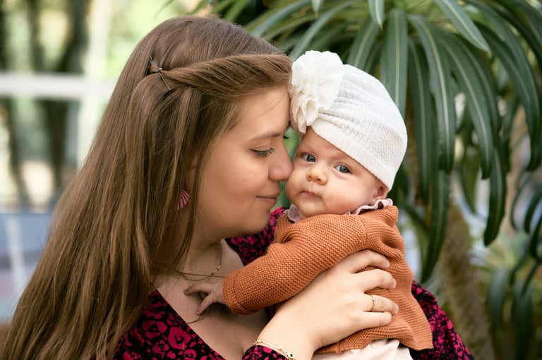 moment de partage entre une femme et son enfant