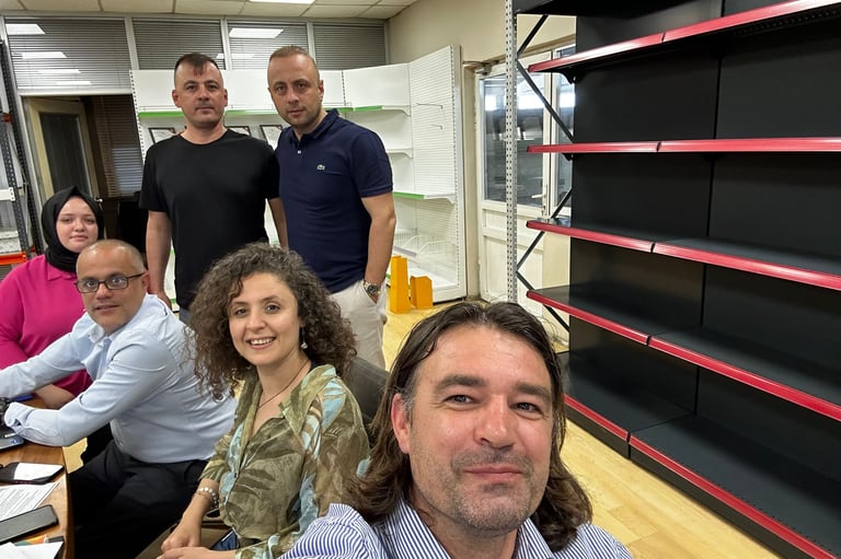 Équipe en visite d’usine en Turquie avec un agent sourcing, réunion professionnelle avec fournisseur