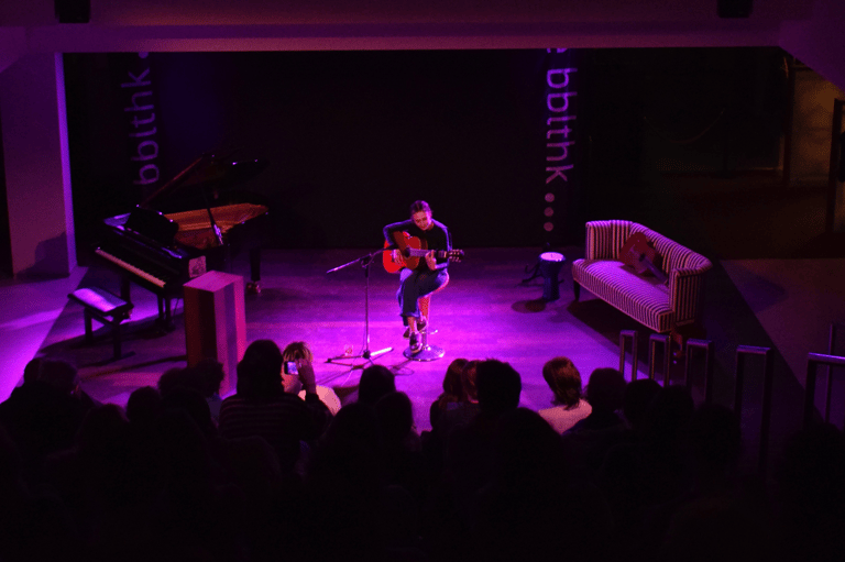 Singer-songwriter Lotta Jenny op het podium