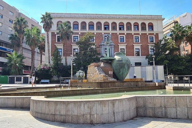 Jaen centro l Asociación de vecinos. Plaza de la Constitución y edificio de la AEAT. Jaén centro